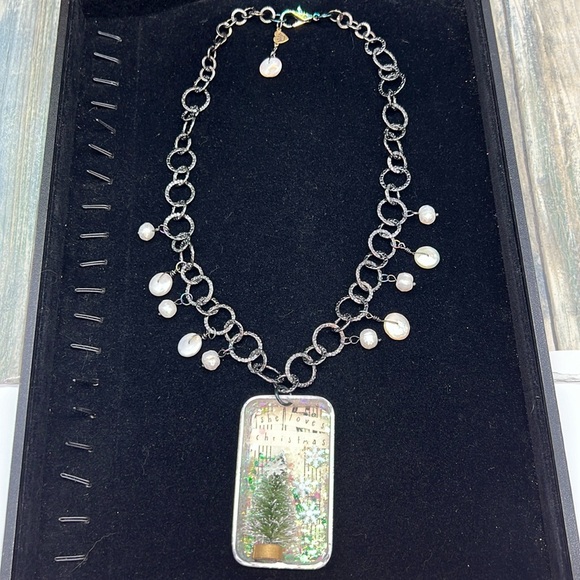 ⭐️Adorned Crown Jewelry assemblage she loves Christmas shadow box necklace - Picture 4 of 11